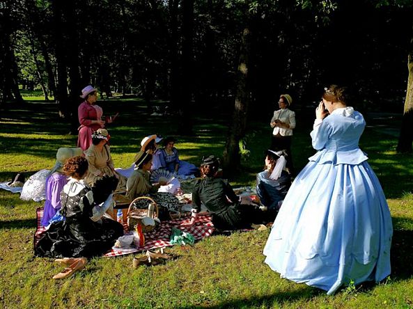 Breakfast on the grass while she is shoting photos-Claudia Stanetti