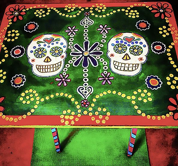 La mesa de calaveras felices-Maxine Page