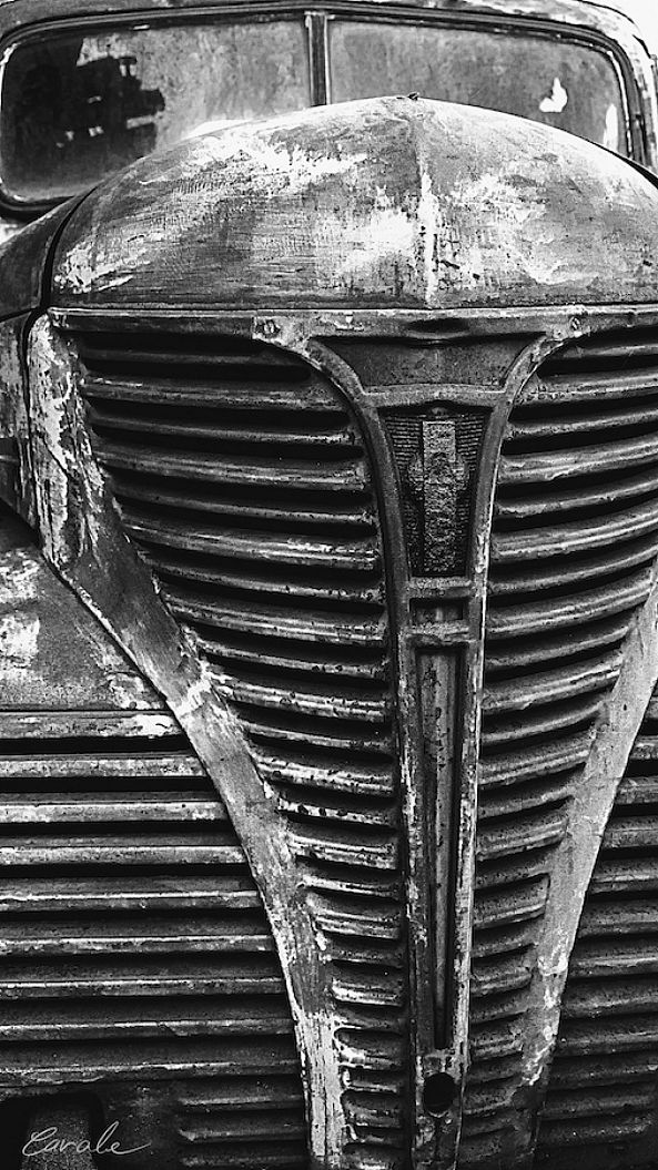 Belle vieille carcasse, version N&B • Handsome Old Truck, B&W version-Pierre Cavale